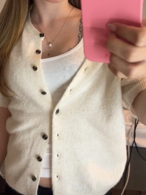 Beige kofta med knappar - LJUS KOFTA/CARDIGAN 🤍 Säljer denna superfina ljusa kofta med knappar framtill. Mjuk och skön i materialet, perfekt till både vardag och finare outfits ✨ Passar snyggt över linne eller topp. Använd fåtal gånger och i väldigt fint skick.  Storlek: xs Pris: 250 men kan diskuteras 