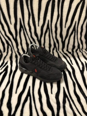 Polo Ralph Lauren - Svarta Polo Ralph Lauren skor i storlek 42 | Medföjer gör boxen ✅| Skorna har ingen defekt bara smuts som är lätt att ta bort tvättar gärna skorna vid köp ❌| Frakt inom 1-3 dagar 📦| Hör av dig vid minsta fundering eller mer bilder 😌