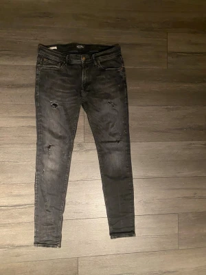 Svarta skinny jeans med slitningar - Säljer ett par svarta  jeans med original slitningar från fabrik, skinny fit! Passar till det mesta. Skriv vid frågor 🙌😻