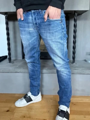 Dondup George W33 - Säljer ett par blå Dondup George i väldigt bra skick! Modellen på bilden är 182 och väger ungefär 65 kg. Hör av er vid frågor eller funderingar😁. Priset är inte hugget i sten!