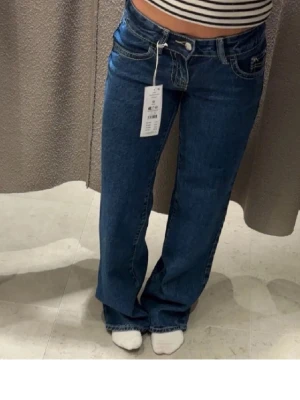 Baggy byxor - Jätte låga i midjan stl 32 💕har litet hål på ena bakfickan skriv för att se bild💕slutsålda på hemsidan 