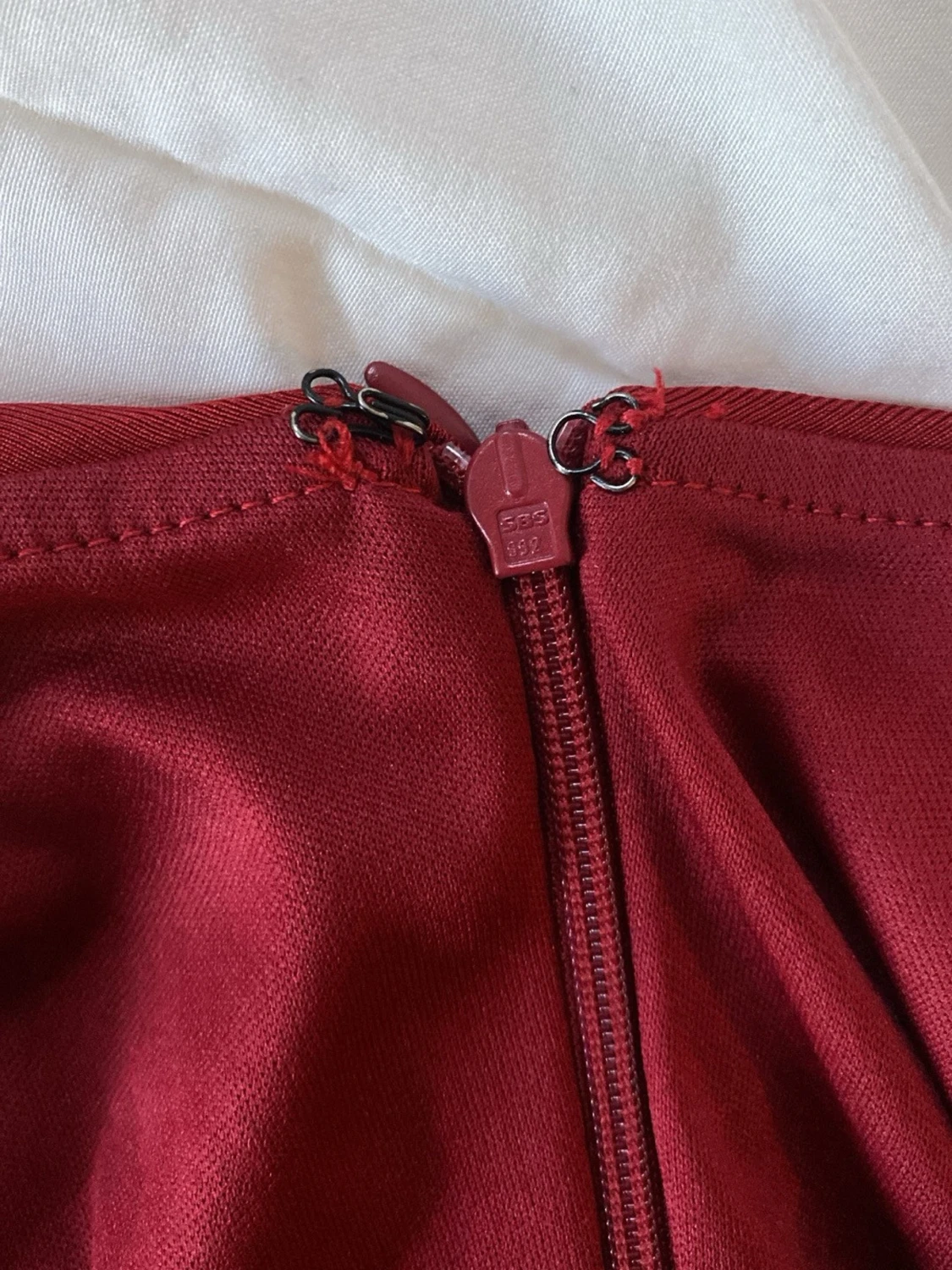 Röd långklänning med drapering - 3