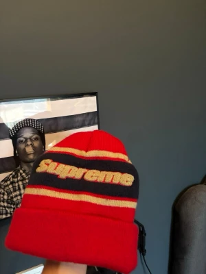 Supreme mössa - Säljer denna skit feta Supreme mössa som självklart är äkta då jag köpt den från deras egna app för något år sen. Endast haft på den 2-3 gånger då jag sällan har mössa. Skriv för fler frågor