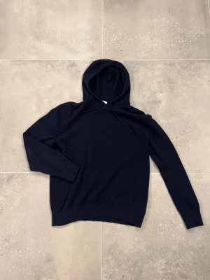 Sayless Kashmir Hoodie  - En stilren mörkblå Kashmir hoodie från Sayless. Skick 8/10 - ett litet hål längst ner i ryggen, inte synbart när man har på sig den. Storlek - M. Nypris - 900kr. Hör av dig vid intresse🙌