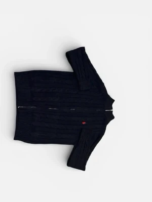 Mörkblå kabelstickad kofta Polo Ralph Lauren - Kabelstickad mörkblå kofta från Polo Ralph Lauren med dragkedja framtill och korta ärmar. Klassisk röd logga broderad på bröstet. Ribbstickade muddar och hög krage ger en snygg och tidlös look. Perfekt till lager på lager-stil.