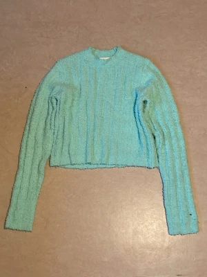 Turkos varm tröja från Monki - Mycket varm och skön tröja från Monki. I en fin turkos färg. HELT OANVÄND TRÖJA 