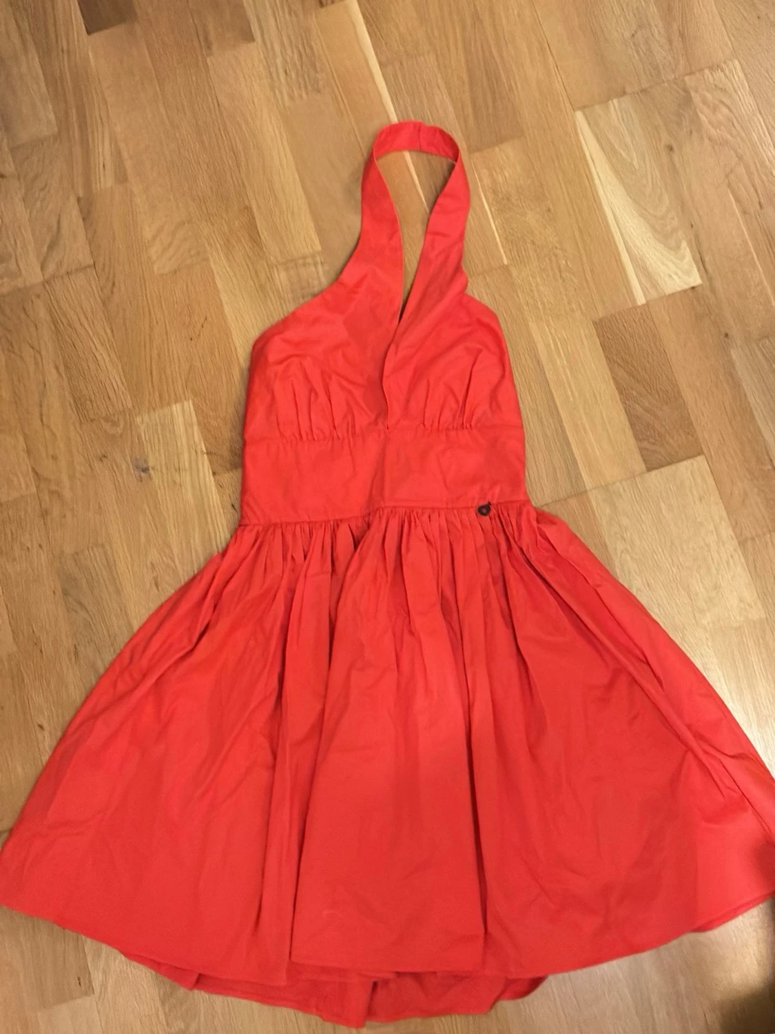 Röd halterneck kortklänning