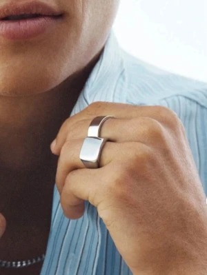 Kraftig silverfärgad signetring - Stilren och chunky, silvrig klackring från Edblad. Säljer då jag köpte för stor storlek:( oanvänd och lådan finns kvar! 