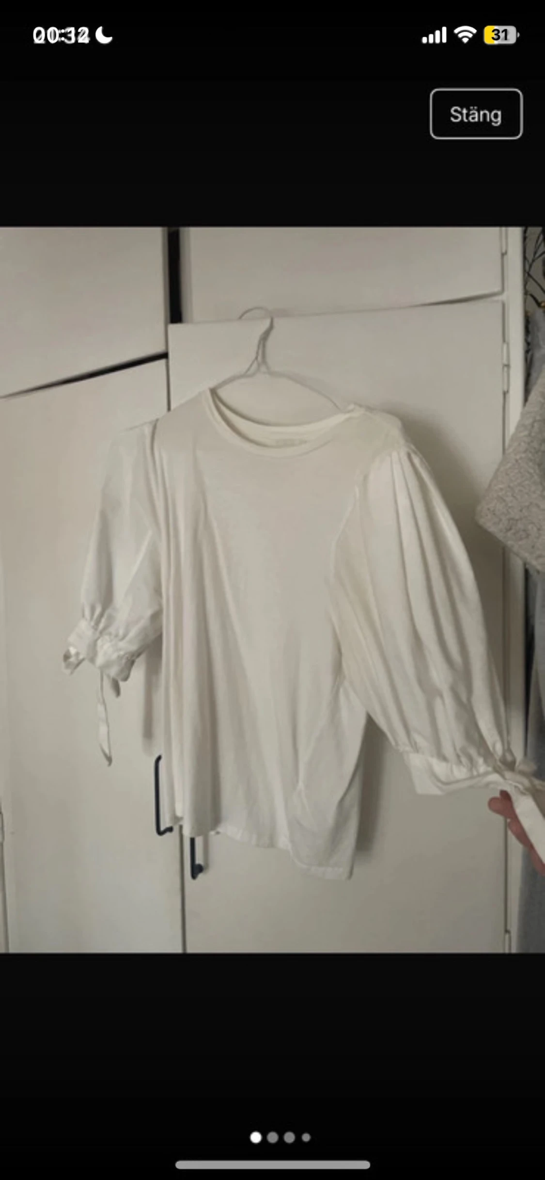 Vit blus med puffärm och knytband