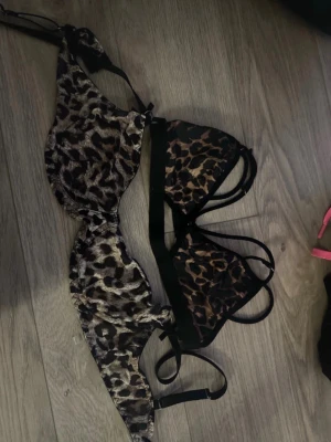 Två leopardmönstrade bhar - Säljer två snygga bhar med leopardmönster. Den ena har bygel och vaddering, medan den andra är en mjuk trekants-bh med svarta band. Båda är från SHEIN 
