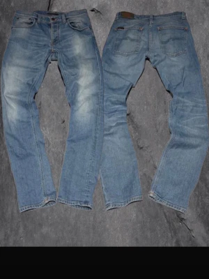 Nudie jeans - Grim Tim Nudie Jeans i storlek 31/32 med riktigt snygg ljus tvätt. I bra skick – använda men välhållna, inga hål eller fläckar. Classic fit med skön passform och fin patina från användning. mått finns i sista bilden! 