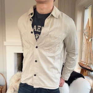 Arket Beige overshirt - Riktig schysst beige overshirt som är enkel att styla💪 Toppenskick från det fina märket ARKET😁 Hör gärna av dig vid minsta fundering👍