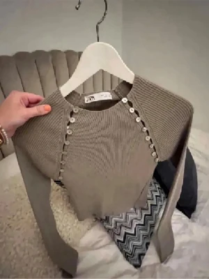 Populär topp med knappar från Zara - Suuuper snygg topp från zara i storlek s men passar även m , aldrig använd därav i nyskick (dem sista är mina bilder) ☺️