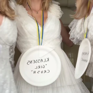 studentklänning  - studentklänning från LuLu’s i storlek xs💓 använd en gång! (har sytt in den på några ställen för att den skulle passa bättre! säg till om du vill ha bild på det)🤗