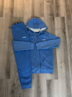 💙 Kenzie zip-tröja + matchande byxor (set) 💙 - Snyggt Kenzie set i blå färg – zip-tröja med matchande byxor. Väldigt clean look och skön passform, perfekt för både vardag och chill. Använd fåtal gånger / i mycket fint skick. Inga fläckar eller hål.  ✔️ Zip-tröja ✔️ Matchande byxor ✔️ Bekväm & trendig ✔️ Unisex  📦 Snabb frakt 💬  St är ca160-165 cm .Hör av dig vid frågor eller fler bilder 