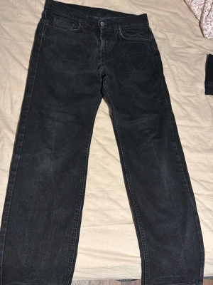 Svarta raka jeans från Mc Gordon - Svarta jeans från Mc Gordon regular fit. Storlek 32/30