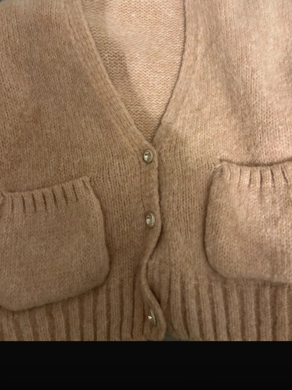 Beige stickad cardigan med pärlknappar - 1