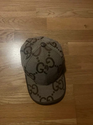 GG keps  - Storleken passar alla eftersom man kan justera där bak 