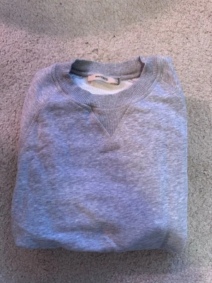Grå Whyred Crewneck - UTFÖRSÄLJNING | Riktig snygg grå tröja ifrån Whyred. Storleken är S. 