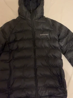 Peak Performance svart jacka  - Svart Peak Performance jacka