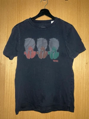 vintage t-shirt från energie - cool vintage t-shirt från det italienska märket energie. fint skick utan märkbara defekter. trycket ser lite mörkare ut i verkligheten.