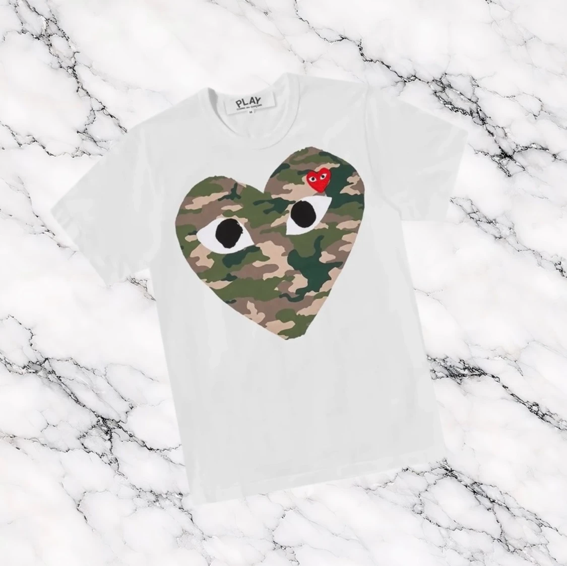 Vit Comme des Garçons Play Camouflage T-Shirt