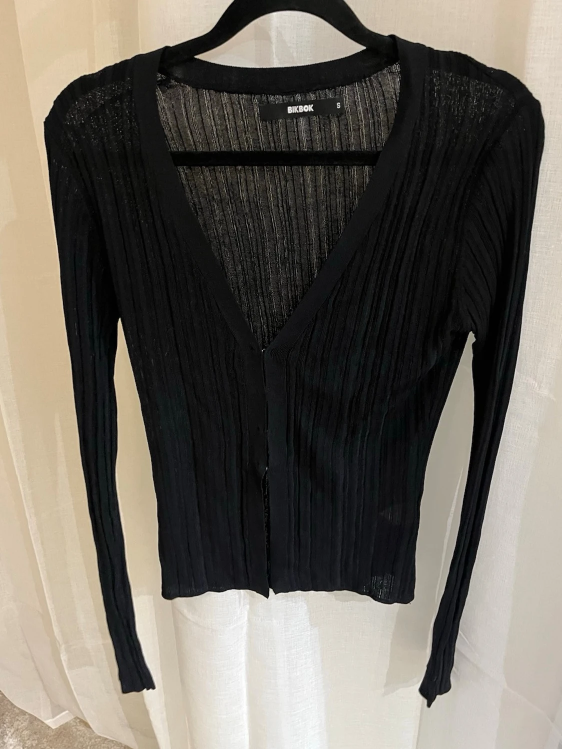 Svart ribbad kofta från Bik Bok