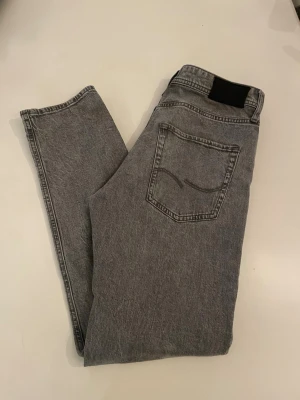 Jack & Jones jeans | Grå - Säljer nu dessa gråa jeans från Jack & Jones i modellen Tapered/Mike | Jeansen har storleken W29/L32, och har en riktigt snygg passform! | Nypris 900kr, mitt pris 299 | Pris kan diskuteras i pm | Mvh William🙌