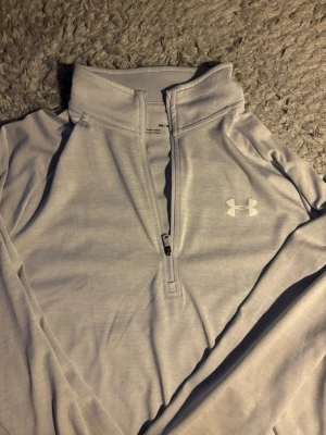 Under Armour långärmad tröja  - Lite för liten men Knappt andvänd.  Ny pris 500 kr. har ett litet hål i armen som knappt är synligt.