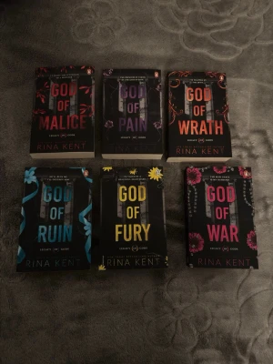 Legacy of Gods-serien av Rina Kent - Skriv prisförslag. ART inside. Alla är floppy🥰Säljer hela Legacy of Gods-serien av Rina Kent: God of Malice, God of Pain, God of Wrath, God of Ruin, God of Fury och God of War. Böckerna har snygga svarta omslag med färgstarka detaljer och är på engelska. En av böckerna är signerad av författaren.