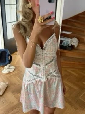 Blommig klänning från for Love & Lemons  - Såå fin och poppis klänning från for love & Lemons. Storlek M men inslydd och uppsyd till en S. ❤️