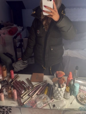 Grön  pufferjacka från Fjällräven - Snygg svart pufferjacka från Fjällräven!!! Storlek xxs💕