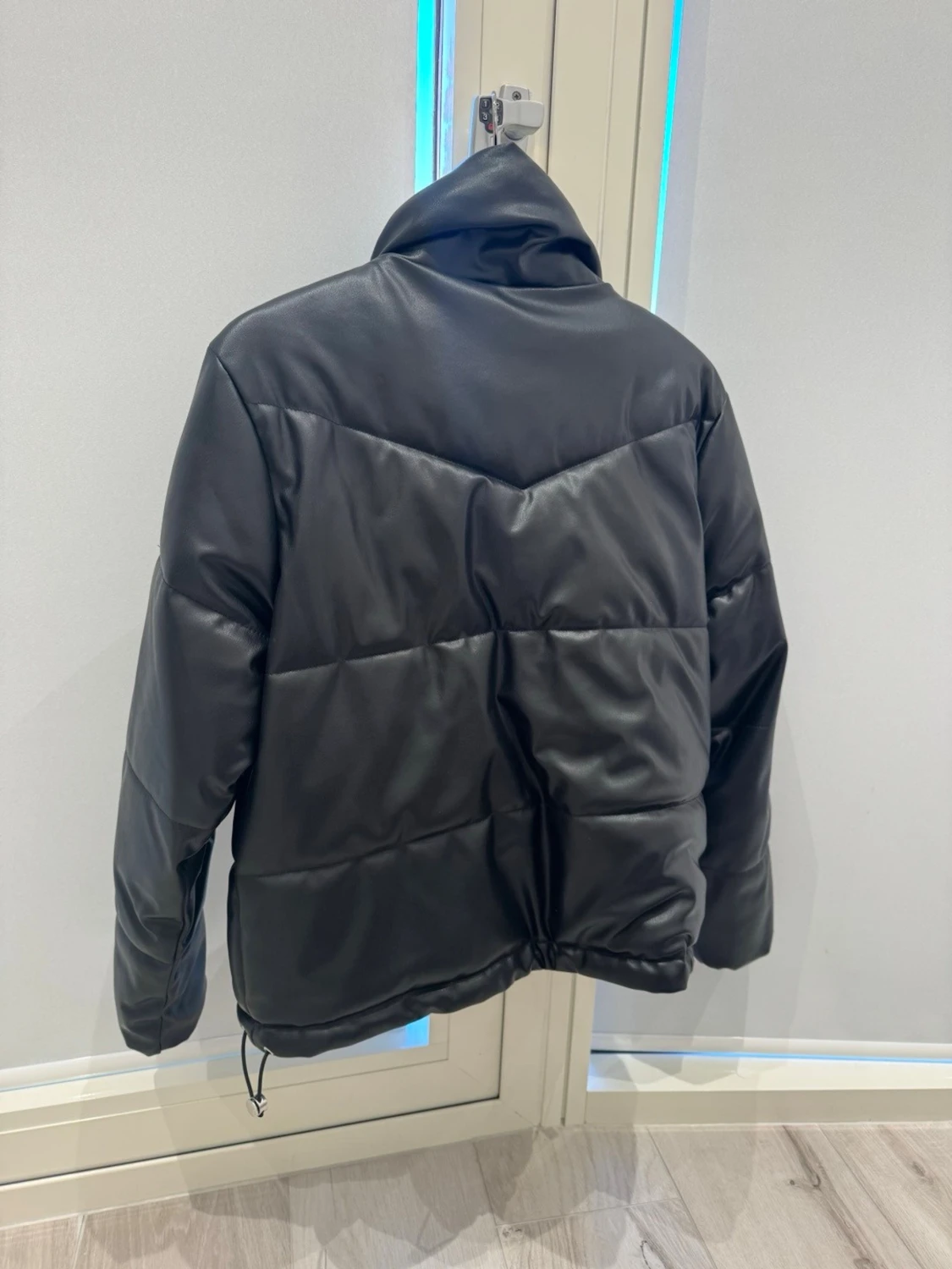 Svart pufferjacka från H&M Divided