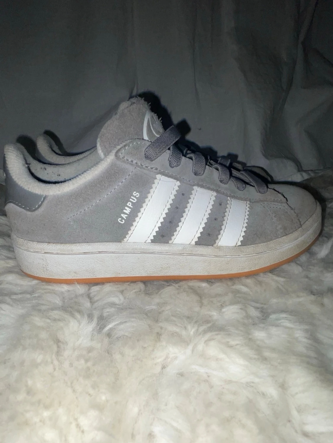 Gråa Adidas Campus sneakers 