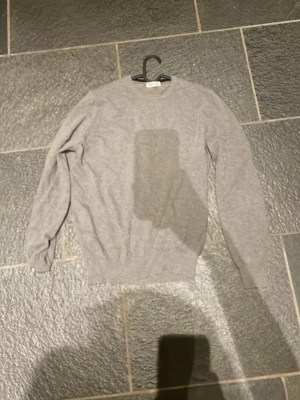 Grå basic tröja i ullmix - En enkel och stilren grå tröja från Gran Sasso. 