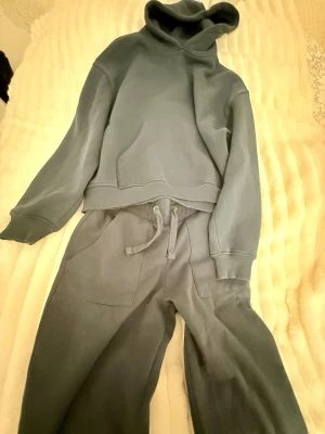 Mörkblått mjukissett - Säljer ett mörkblått mjukissett  från Lager157. Bra skick och använt ett par gånger. Går också att köpa var för sig! 