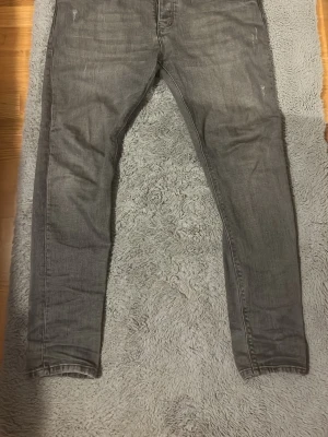Valentino Jeans - Tja! Säljer nu mina väl vårdade Valentino Garavani jeans med minimala slitningar. Jeansen sitter slim fit och jag som bär 32/33 i Replay Jeans anser dessa sitta perfekt på mig! Med dem minimala slitningarna blir dem unika och ett sådant par som mina dyker sällan upp, därav priset. Priset är dock ej hugget i sten och vid frågor så är det bara att ställa!
