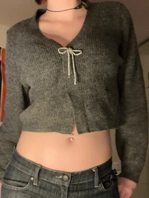 Söt kofta - Kofta från Hm med söta detaljer i Stl S. Aldrig använd så fint skick.