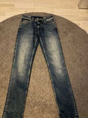 Vintage jeans från GANT - Snygga vintage slim jeans från GANT med klassisk femficksdesign och slitna detaljer på låren och knäna. Jeansen har normal midja och är tillverkade i mjukt material. W29 L34