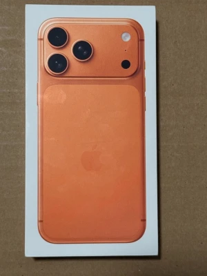 iPhone 15 orange från Apple - Snygg orange iPhone 15 med stilren design och rundade hörn. Telefonen har tre kameror på baksidan och är tillverkad i glas och aluminium. Perfekt för dig som vill ha en färgstark och modern smartphone från Apple.       Oöppnad