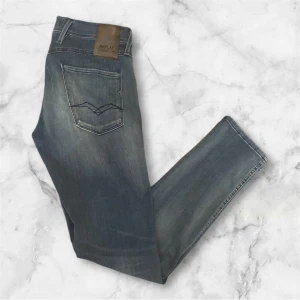 Replay Anbass jeans  - Replay jeans anbass trendigaste jeansen på marknaden. Skick 9,5/10 nypris runt 2000kr sälj för 649kr modellen har orginala slitningar ifrån fabriken vilket är väldigt eftertraktat och populärt) har max använt dom 2-3 gånger som nya 