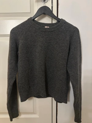 Mörkgrå stickad tröja från Nelly - Jättemysig och fin stickad tröja ifrån Nelly. Helt utan defekter, hål osv. Den är välanvänd men i bra skick😊  