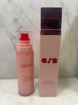 ONE/SIZE Powder Melt Face Mist - O/S powder melt. Helt ny och oanvänd. Köpt i USA i somras. Kostar ca 450kr på Sephora i Sverige.