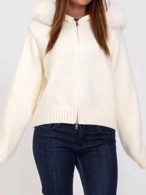 Vit stickad cardigan jacka med huva - Mysig vit stickad cardigan jacka med dragkedja och fluffig huva. Jackan är från alessa och köpt för cirka 1000kr säljer för 450 men kan tänka mig att gå ner lite vid snabbt köp🩷