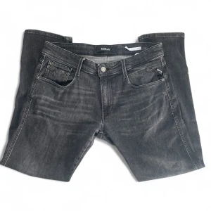 Replay Anbass svarta jeans - Svarta Replay Anbass jeans i slim fit som är i toppskick! Storlek 32/30. Skriv vid minsta fundering. Priset kan diskuteras vid snabb affär