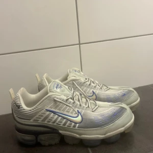 Nike Vapor max 360  - Säljer dessa Nike Vapor max 360 som är sparsamt använda. Storlek 44,5. Priset beror på att jag tagit ur sulan