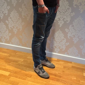 Philippe model stl 42,43 - Säljer ett par Philippe model Trpx i stl 42 men passar även 43. Skorna har några synliga defekter men det är bara på sulan. Dem har tecken på användning men har används i ett bra skick. Hör av er vid funderingar 