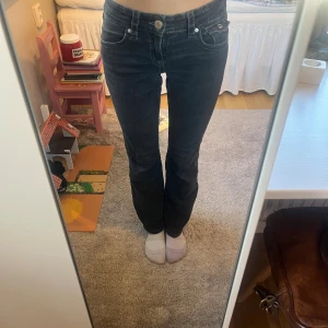 Svarta bootcut jeans från Gina Tricot - Svarta bootcut jeans från Gina!