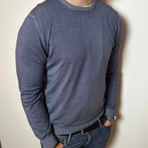 Gran sasso tröja | M - Blå  gran sasso tröja | 100% merino ull | fint skick | modellen på bilden är ca 180 cm | om du har några frågor tveka då inte på att höra av dig ⚜️