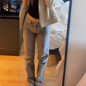 Grå jeans Gina Tricot  - Säljer ett par grå jeans med klassisk rak passform och medelhög midja. Inga skavanker, färgen skiljer lite i nyans. Inte används jättemycket, säljer då dom inte kommer till användning. Jag är ungefär 162cm.